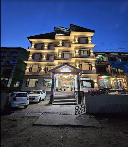 Hotel Day Night in Dhungiri Falu
