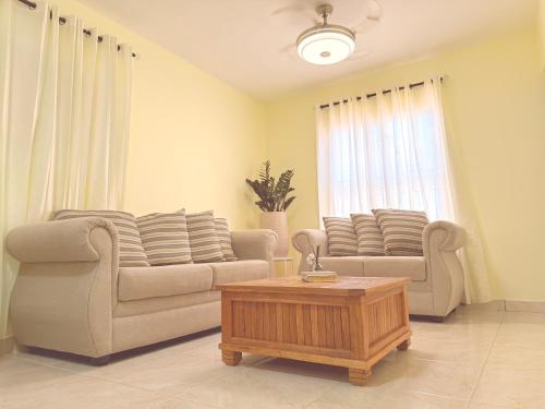 . Our Cozy Home, Wi-Fi, AC, Parking, Near Beaches and Attractions in quiet area