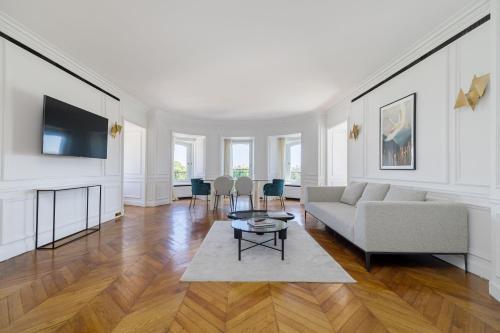 Luxury apartments - Avenue Montaigne, Paris