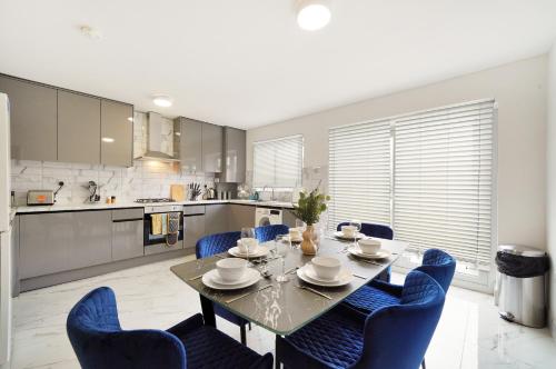 Modern Modern Wembley Abode - Parking - Garden - Sleeps 14, Londra