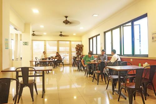 Restaurant, Collection O 91409 Hotel Fiducia Otista 153 - 157 in Cawang