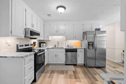 Cozy Cottage for 6 Pet Fenced in وودستوك