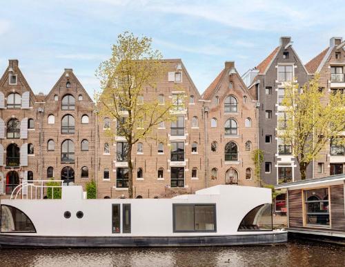 Cozy Cabin at houseboat