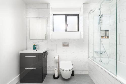 2 Bedroom Serviced Apartment, Chelsea & Fulham, Winter Balcony, Luxury high spec finish, London (photo 5)