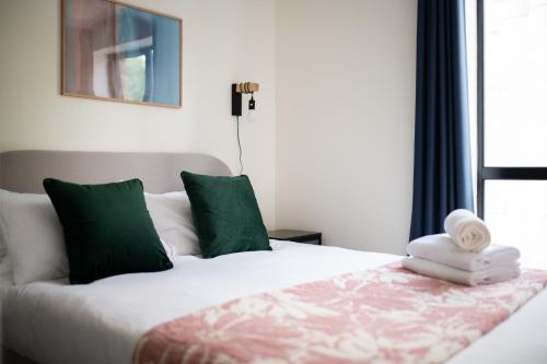 2 Bedroom Serviced Apartment, Chelsea & Fulham, Winter Balcony, Luxury high spec finish, London (photo 8)
