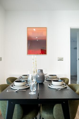 2 Bedroom Serviced Apartment, Chelsea & Fulham, Winter Balcony, Luxury high spec finish, London (photo 9)