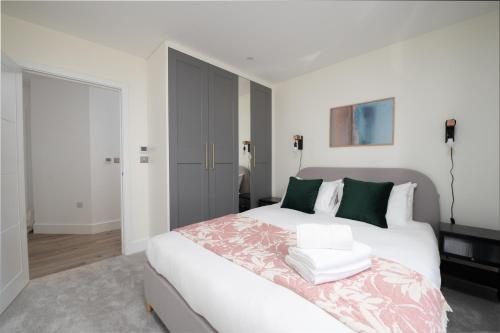 2 Bedroom Serviced Apartment, Chelsea & Fulham, Winter Balcony, Luxury high spec finish, London (photo 10)