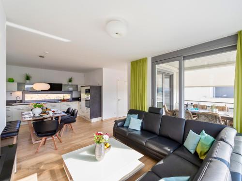 Balcony/terrace, Ostsee-Traumferienwohnungen Villa Meeresbrise - mit Wallbox, großzugiger Dachterrasse & modernem Kom in Ostseebad Binz