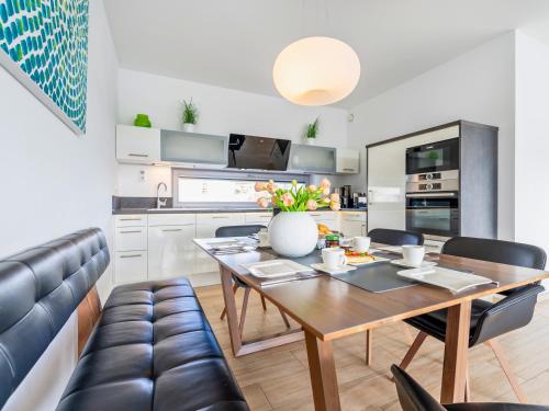 Kitchen, Ostsee-Traumferienwohnungen Villa Meeresbrise - mit Wallbox, großzugiger Dachterrasse & modernem Kom in Ostseebad Binz