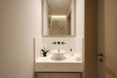Livbnb - 1BR w/Spectacular Sea Views in Palm Tower, Dubaj (zdjęcie 9)