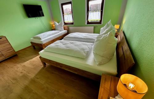 Fewo Unterm Stein - Rotkäppchen - 3 Schlafzimmer (Fewo Unterm Stein - Rotkappchen - 3 Schlafzimmer) in Alheim