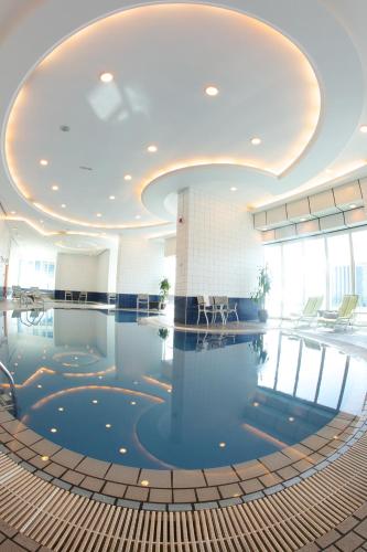 Swimming pool, Tamani Marina Hotel and Hotel Apartments in Dubai Marina