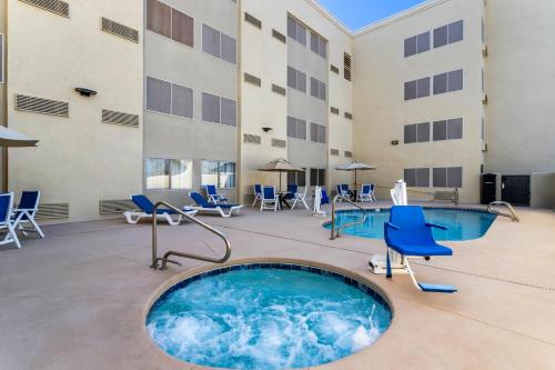 Comfort Inn & Suites Albuquerque Downtown - 수영장