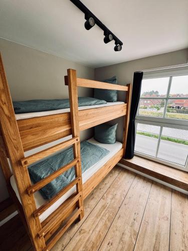 1 queen bed, 1 bunk bed