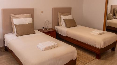 2 twin beds