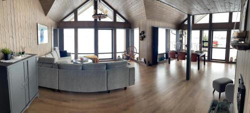 Ny hytte med sjøen. Fantastisk utsikt. Lofoten in Vestbygd