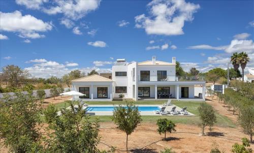 Luxurious contemporary 4 bedroom villa with pool gîte à louer Poço Partido