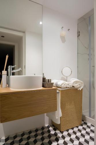 Casa do Castelo 2- Work or Relax in the historic heart of Lisbon! 5