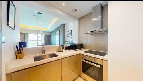 Moderne 1BR apartment overlooking city, Dubai (photo 6)