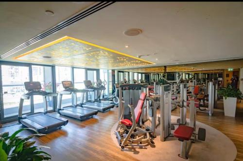 Moderne 1BR apartment overlooking city, Dubai (photo 7)