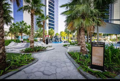 Moderne 1BR apartment overlooking city, Dubai (photo 9)