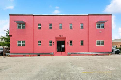 StayAE Downtown - One Bedroom, Ground Floor near อาร์โกซี้ คาสิโน บาตัน รูจ