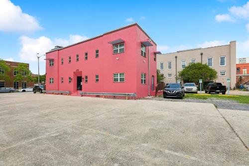 StayAE Downtown - One Bedroom, Ground Floor near เรือรบ ยูเอสเอสคิดด์