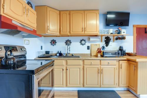 Walk to Trails Artsy Mtn-View Getaway in Vernon! in 伯纳德斯頓 (MA)