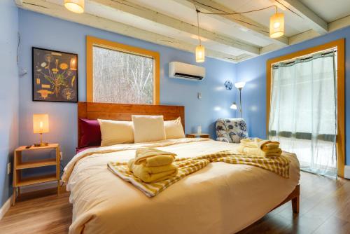 Deck, Mountain Views Colorful Retreat in Vernon! in 伯纳德斯頓 (MA)