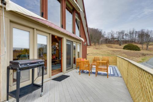 Deck, Mountain Views Colorful Retreat in Vernon! in 伯纳德斯頓 (MA)