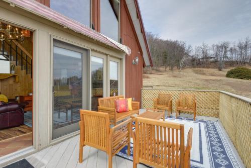 Deck, Mountain Views Colorful Retreat in Vernon! in 伯纳德斯頓 (MA)