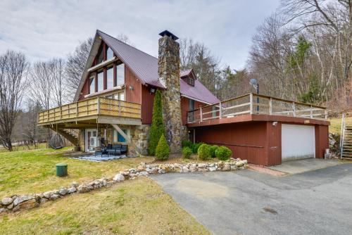 Deck, Mountain Views Colorful Retreat in Vernon! in 伯纳德斯頓 (MA)