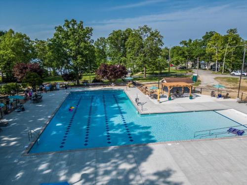 Swimming pool, Hiawatha West Lake Tansi by Coolvacay in Lake Tansi (TN)