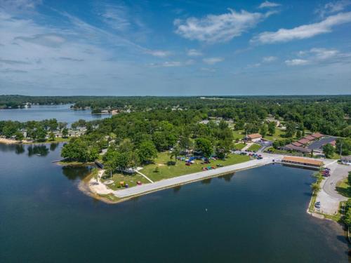 Surrounding environment, Hiawatha West Lake Tansi by Coolvacay in Lake Tansi (TN)