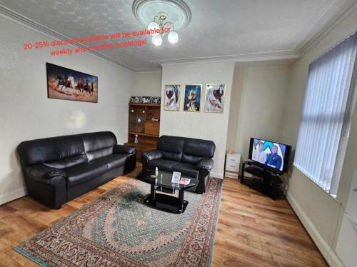 Spacious two bedroom house, parking and WiFi, Leeds