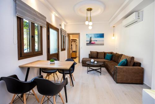 Beautiful Alice Luxury Suites in Thimonia