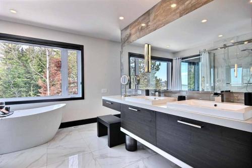 Villa St-Laurent et spa - Au coeur de Charlevoix ! in 聖艾雲尼 (QC)