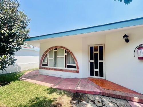 Chalet Azul a 3 min del parque acuático (Chalet Azul a 3 min del parque acuatico) in อิกซ์ตาปัน เดลา ซาล