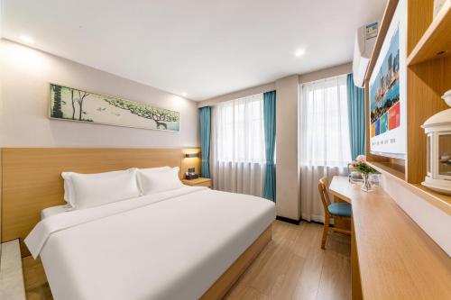 CMAX Hotel Guangzhou International Convention and Exhibition Center Luoxi Subway Station Branch in เขตพานหยู