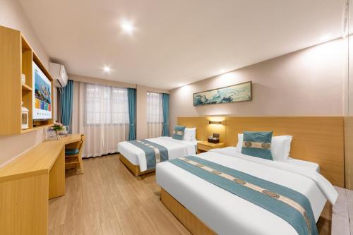 CMAX Hotel Guangzhou International Convention and Exhibition Center Luoxi Subway Station Branch in เขตพานหยู