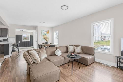 Charming Home Near Heart Of Downtown Sleeps 12