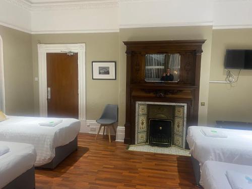 room detail thumbnail 2