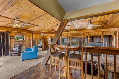 Rustic Mountain Chalet with Private Studio Minutes from Snowbowl