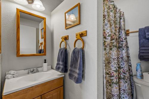 Rustic Mountain Chalet with Private Studio Minutes from Snowbowl