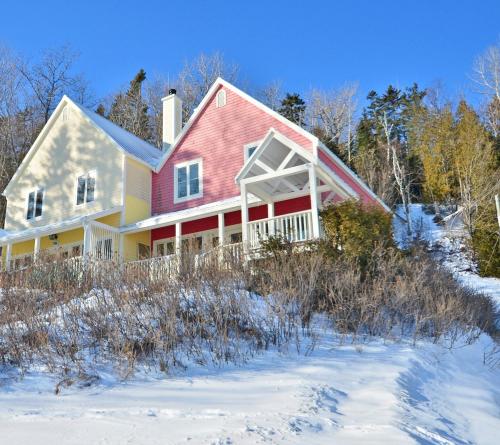 Villa et spa - Le coeur de la plage - Charlevoix ! in Saint-Irenee (QC)