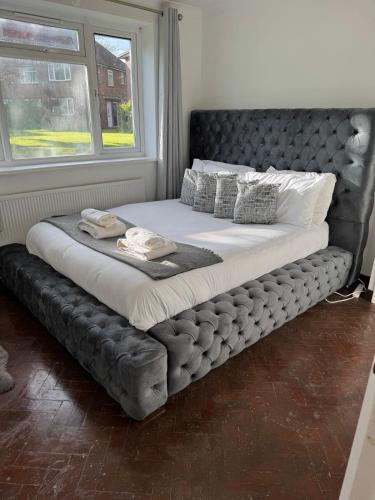 Cosy 2-bed Maisonette with Private Garage in Wembley, Londýn
