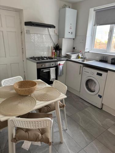 Cosy 2-bed Maisonette with Private Garage in Wembley - image 4