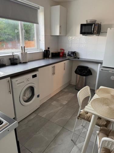 Cosy 2-bed Maisonette with Private Garage in Wembley - image 8