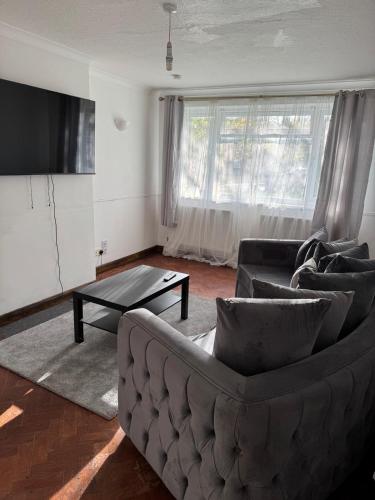 Cosy 2-bed Maisonette with Private Garage in Wembley - image 9