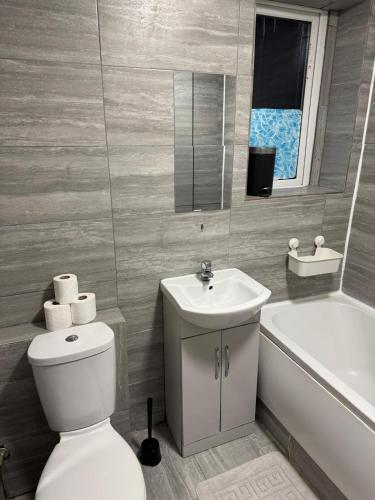 Cosy 2-bed Maisonette with Private Garage in Wembley - image 2